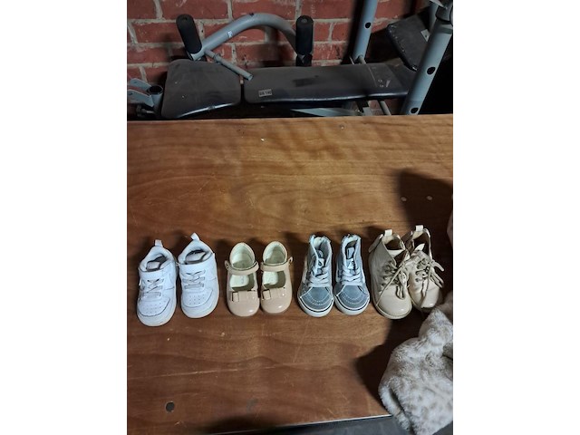 Meisjeskledij,schoentjes maat 20-21 in bak - afbeelding 1 van  3