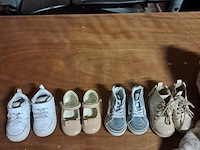 Meisjeskledij,schoentjes maat 20-21 in bak - afbeelding 1 van  3