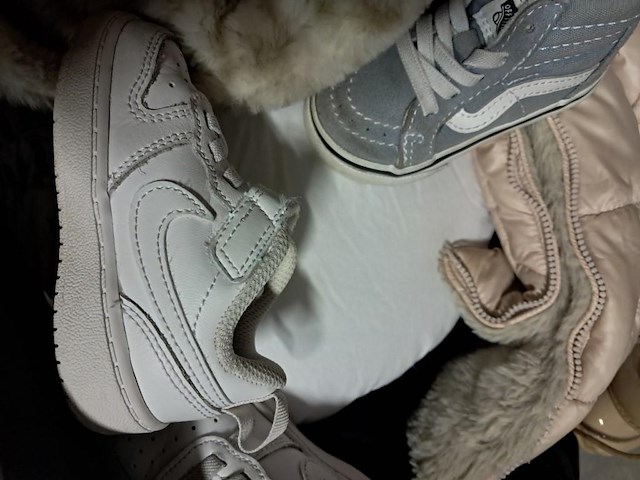 Meisjeskledij,schoentjes maat 20-21 in bak - afbeelding 3 van  3