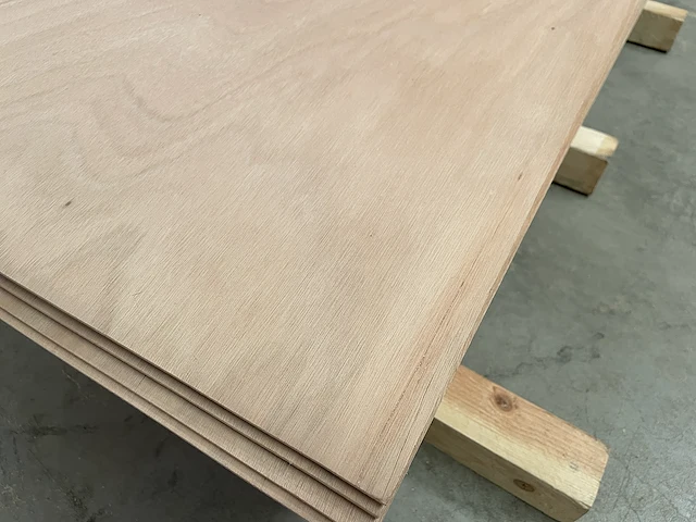Meranti 5 mm plywoodplaten - afbeelding 1 van  3