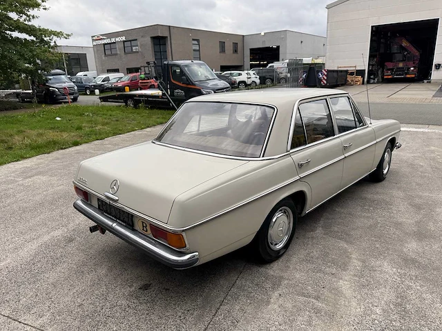 Mercedes - 1971 - 200 - personenauto - afbeelding 2 van  32