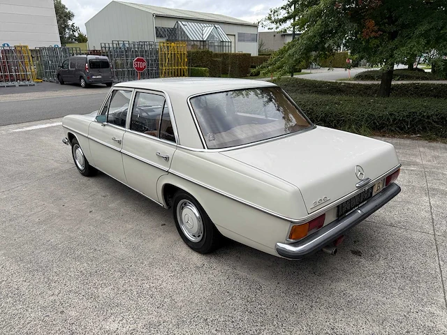 Mercedes - 1971 - 200 - personenauto - afbeelding 4 van  32