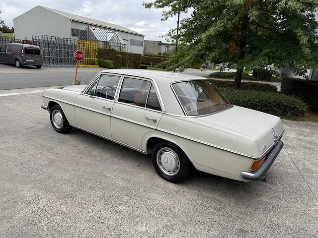 Mercedes - 1971 - 200 - personenauto - afbeelding 8 van  32