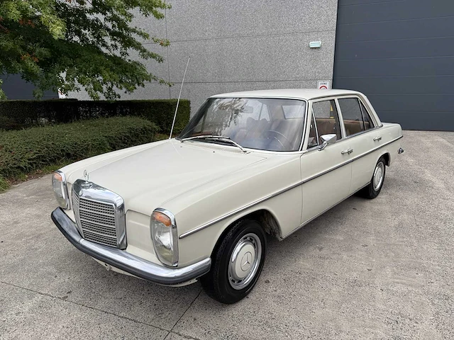 Mercedes - 1971 - 200 - personenauto - afbeelding 10 van  32