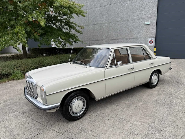 Mercedes - 1971 - 200 - personenauto - afbeelding 11 van  32