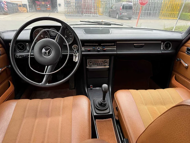 Mercedes - 1971 - 200 - personenauto - afbeelding 17 van  32