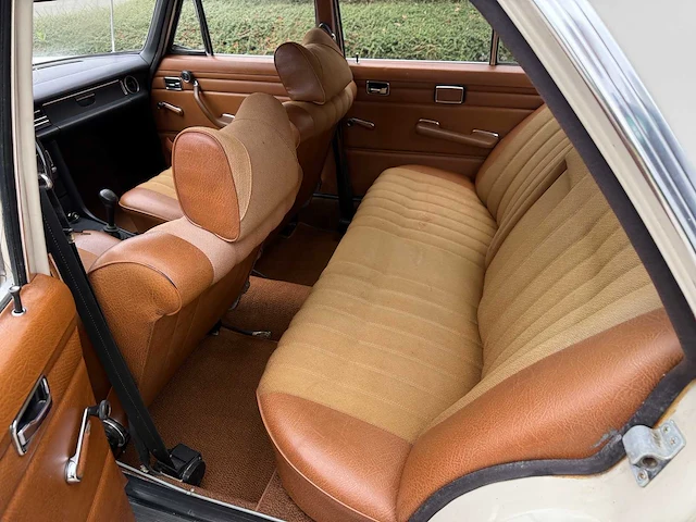 Mercedes - 1971 - 200 - personenauto - afbeelding 18 van  32