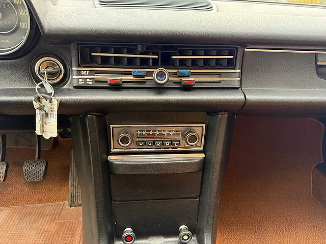 Mercedes - 1971 - 200 - personenauto - afbeelding 20 van  32