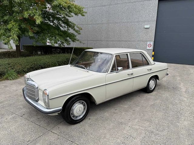 Mercedes - 1971 - 200 - personenauto - afbeelding 12 van  32