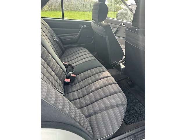Mercedes - 1993 - 190 - personenauto - afbeelding 2 van  16