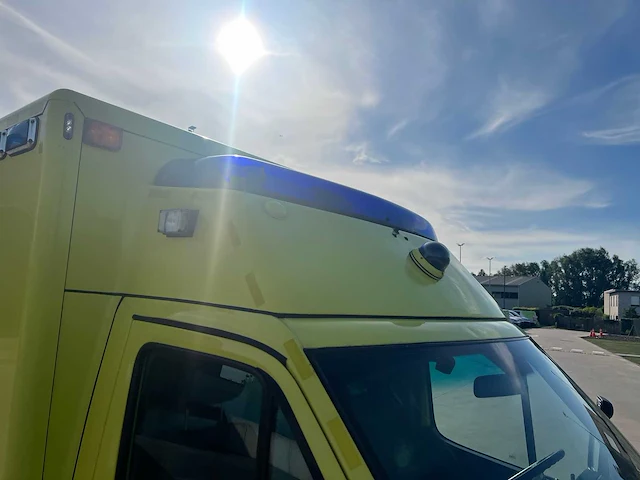 Mercedes - 2005 - sprinter - ambulance - personenauto - afbeelding 3 van  43
