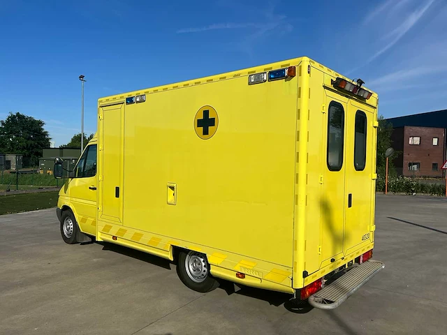 Mercedes - 2005 - sprinter - ambulance - personenauto - afbeelding 8 van  43