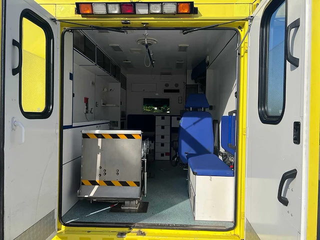 Mercedes - 2005 - sprinter - ambulance - personenauto - afbeelding 9 van  43