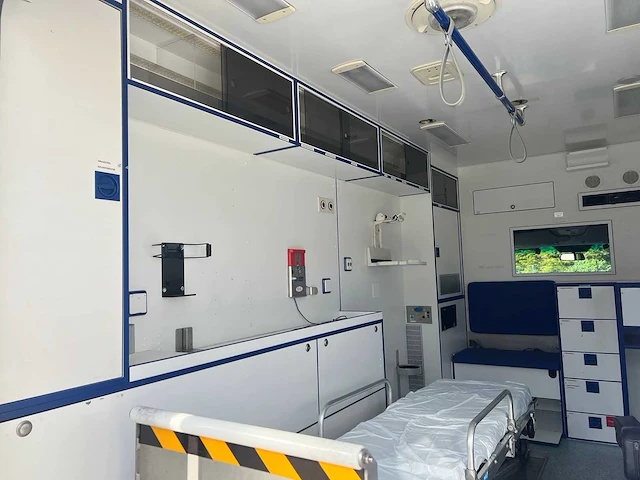 Mercedes - 2005 - sprinter - ambulance - personenauto - afbeelding 11 van  43