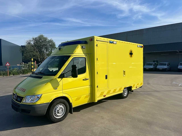 Mercedes - 2005 - sprinter - ambulance - personenauto - afbeelding 1 van  43