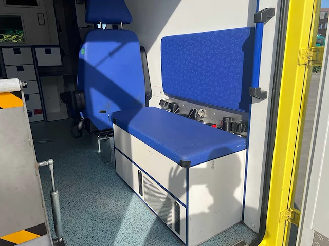 Mercedes - 2005 - sprinter - ambulance - personenauto - afbeelding 13 van  43