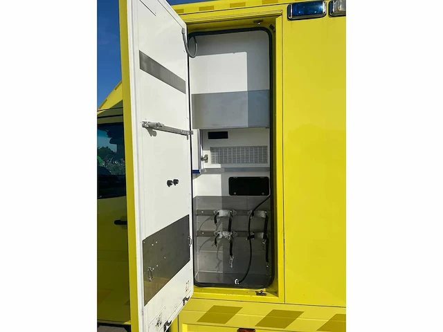 Mercedes - 2005 - sprinter - ambulance - personenauto - afbeelding 27 van  43