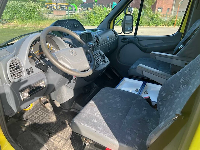 Mercedes - 2005 - sprinter - ambulance - personenauto - afbeelding 30 van  43