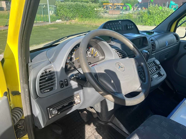 Mercedes - 2005 - sprinter - ambulance - personenauto - afbeelding 31 van  43