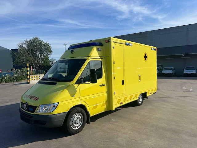 Mercedes - 2005 - sprinter - ambulance - personenauto - afbeelding 23 van  43