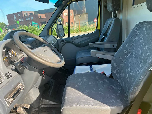 Mercedes - 2005 - sprinter - ambulance - personenauto - afbeelding 38 van  43