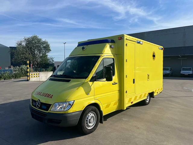 Mercedes - 2005 - sprinter - ambulance - personenauto - afbeelding 34 van  43