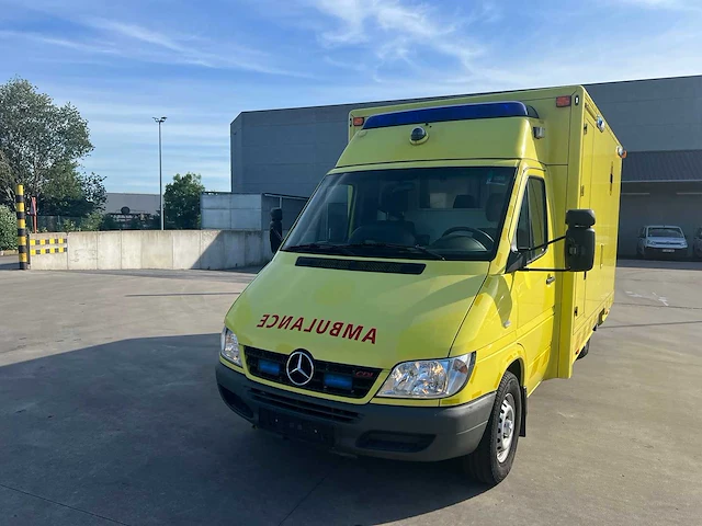 Mercedes - 2005 - sprinter - ambulance - personenauto - afbeelding 41 van  43