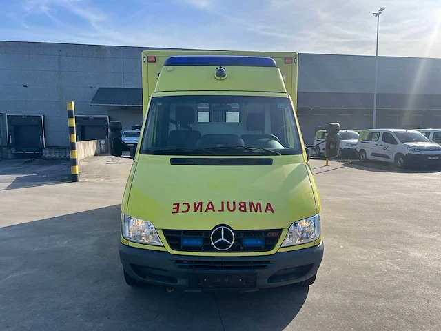Mercedes - 2005 - sprinter - ambulance - personenauto - afbeelding 42 van  43
