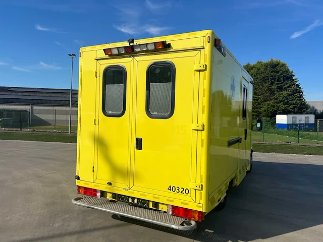 Mercedes - 2005 - sprinter - ambulance - personenauto - afbeelding 7 van  42