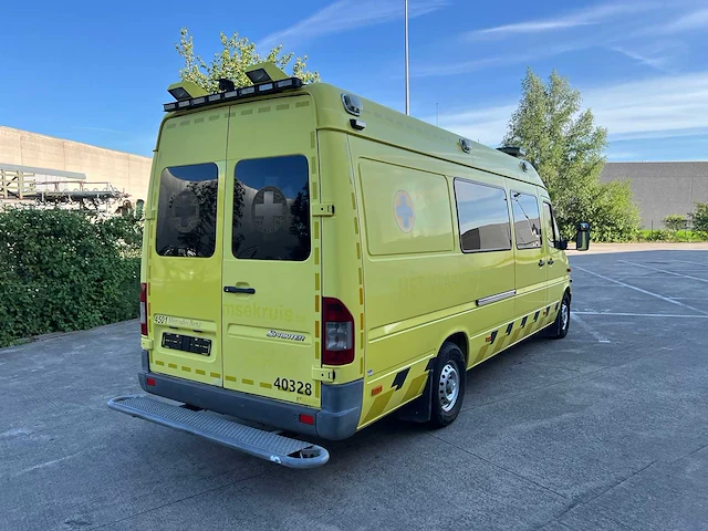 Mercedes - 2006 - 316 cdi - ambulance - personenauto - afbeelding 2 van  39