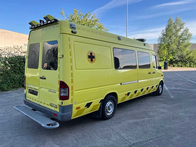 Mercedes - 2006 - 316 cdi - ambulance - personenauto - afbeelding 4 van  39