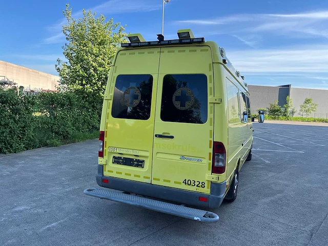 Mercedes - 2006 - 316 cdi - ambulance - personenauto - afbeelding 6 van  39