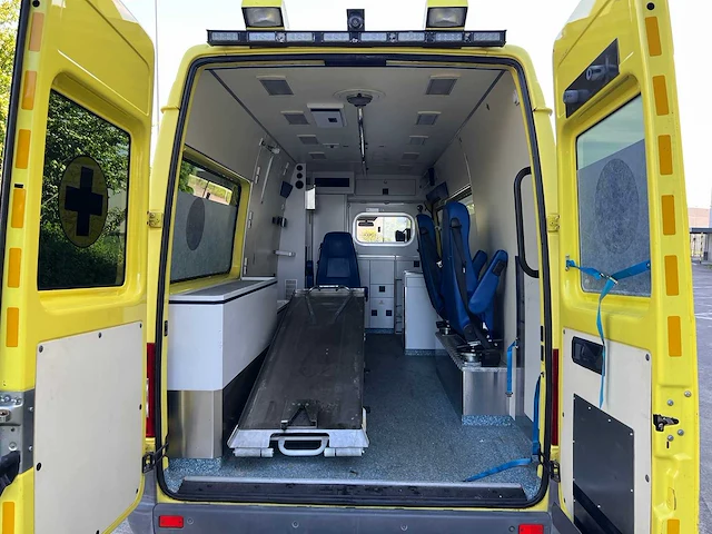 Mercedes - 2006 - 316 cdi - ambulance - personenauto - afbeelding 9 van  39