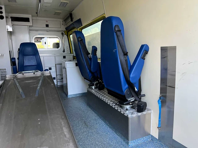 Mercedes - 2006 - 316 cdi - ambulance - personenauto - afbeelding 14 van  39
