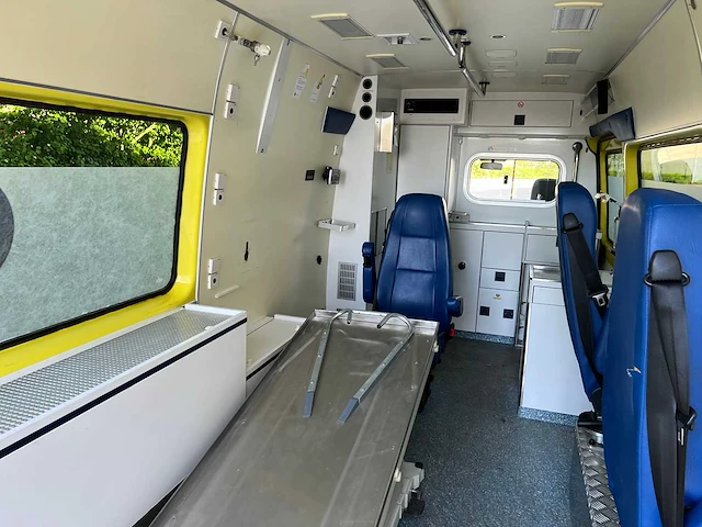Mercedes - 2006 - 316 cdi - ambulance - personenauto - afbeelding 13 van  39