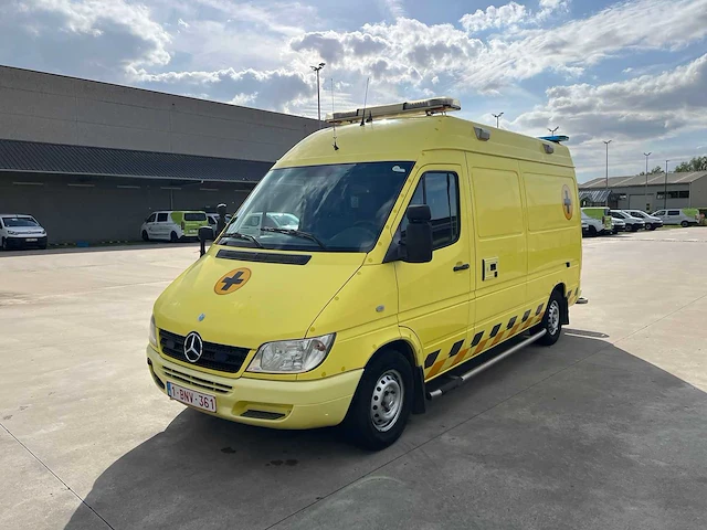 Mercedes - 2006 - sprinter 316 ambulance - personenauto - afbeelding 14 van  39