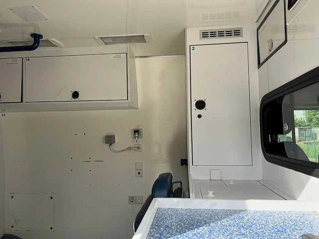 Mercedes - 2006 - sprinter 316 ambulance - personenauto - afbeelding 17 van  39