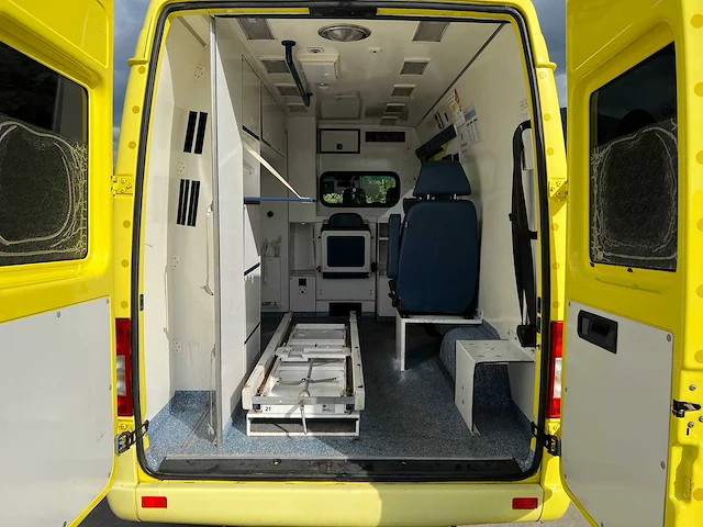 Mercedes - 2006 - sprinter 316 ambulance - personenauto - afbeelding 19 van  39