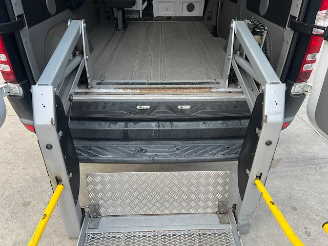Mercedes - 2010 - sprinter rolstoelvervoer - personenauto - afbeelding 9 van  28