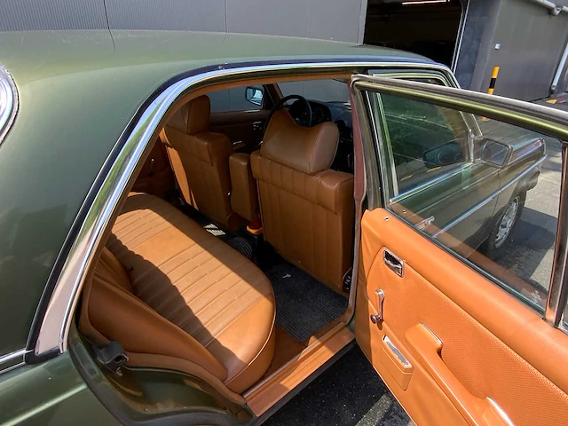 Mercedes - 250 6cyl - w123 - oldtimer real barnfind 15.000km. - afbeelding 13 van  24