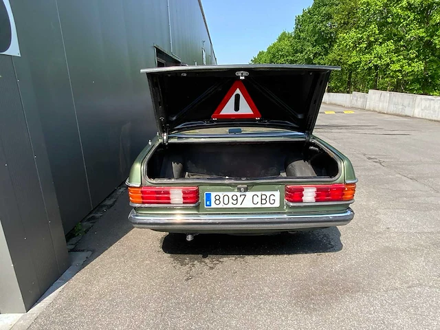 Mercedes - 250 6cyl - w123 - oldtimer real barnfind 15.000km. - afbeelding 17 van  24