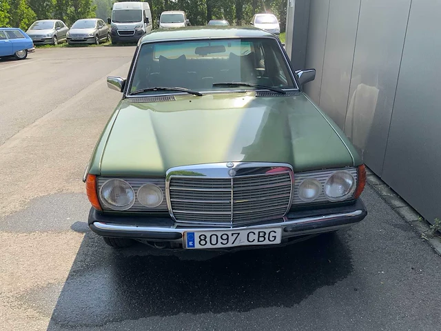 Mercedes - 250 6cyl - w123 - oldtimer real barnfind 15.000km. - afbeelding 12 van  24