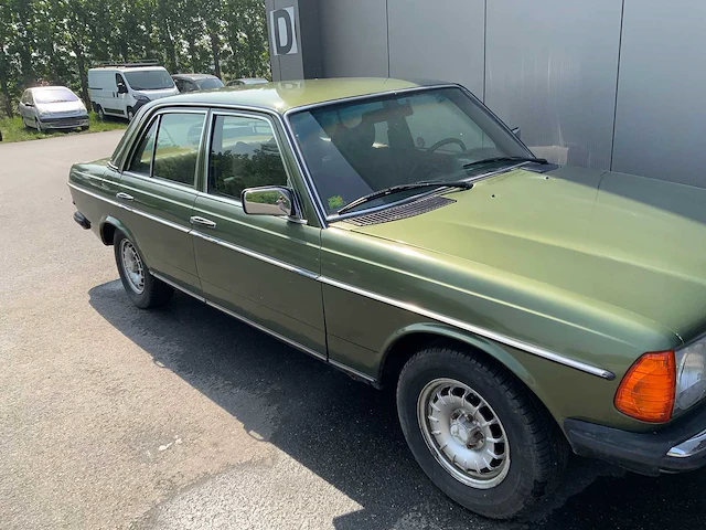 Mercedes - 250 6cyl - w123 - oldtimer real barnfind 15.000km. - afbeelding 18 van  24