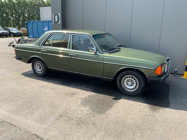 Mercedes - 250 6cyl - w123 - oldtimer real barnfind 15.000km. - afbeelding 19 van  24
