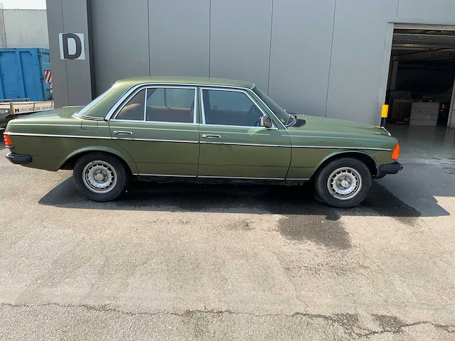 Mercedes - 250 6cyl - w123 - oldtimer real barnfind 15.000km. - afbeelding 20 van  24