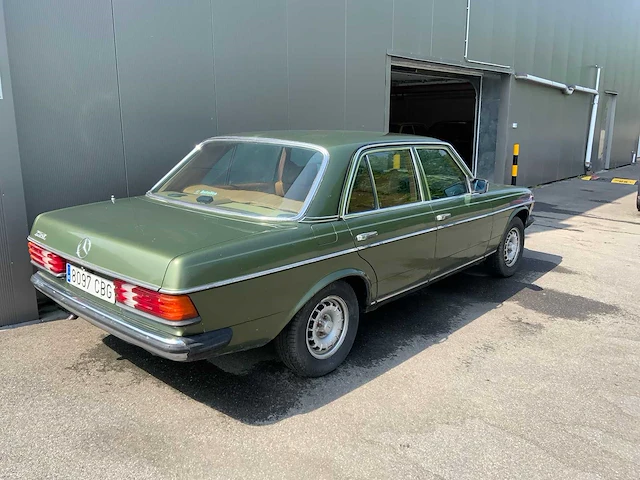 Mercedes - 250 6cyl - w123 - oldtimer real barnfind 15.000km. - afbeelding 22 van  24