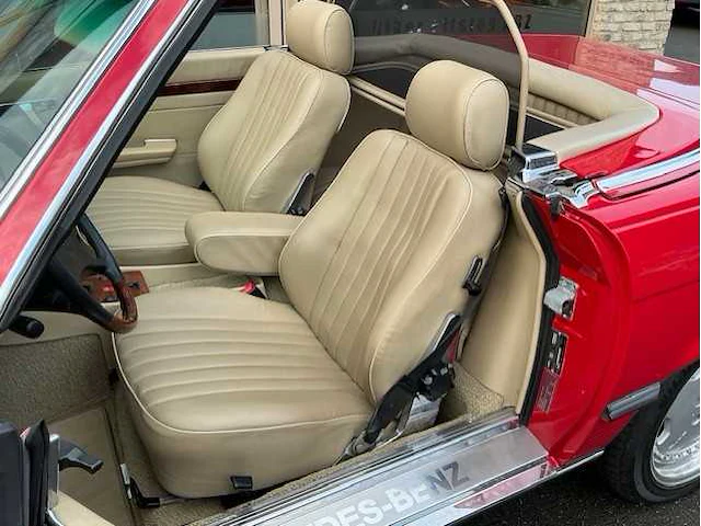 Mercedes - 560 sl - oldtimer - afbeelding 2 van  31