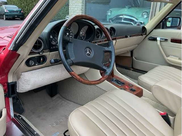 Mercedes - 560 sl - oldtimer - afbeelding 4 van  31