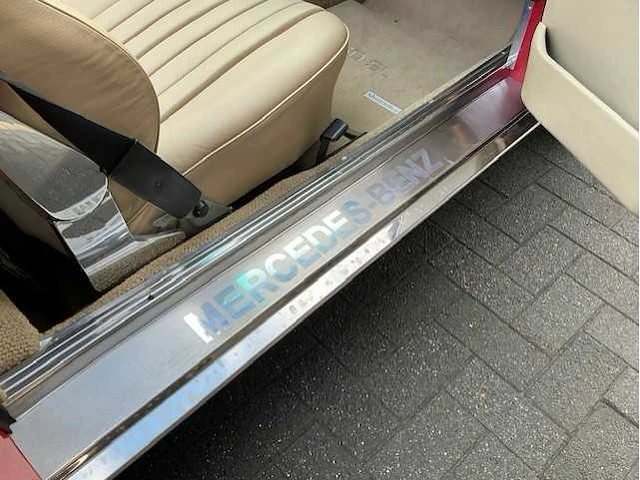 Mercedes - 560 sl - oldtimer - afbeelding 15 van  31