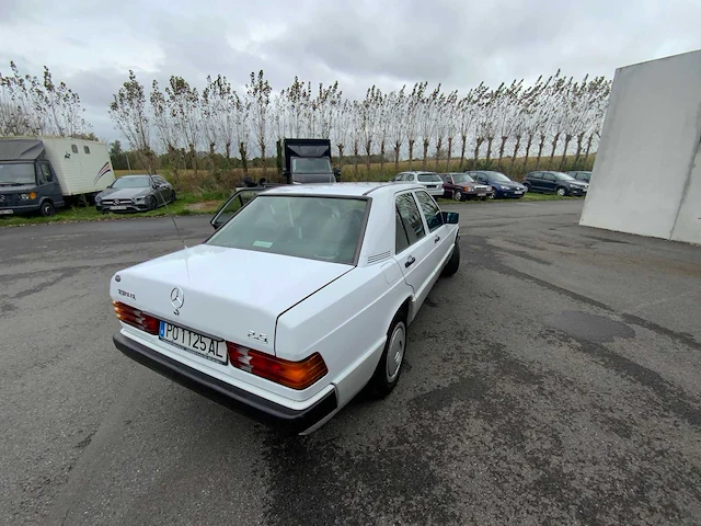 Mercedes - sedan - 190 2.5d - oldtimer - afbeelding 7 van  29